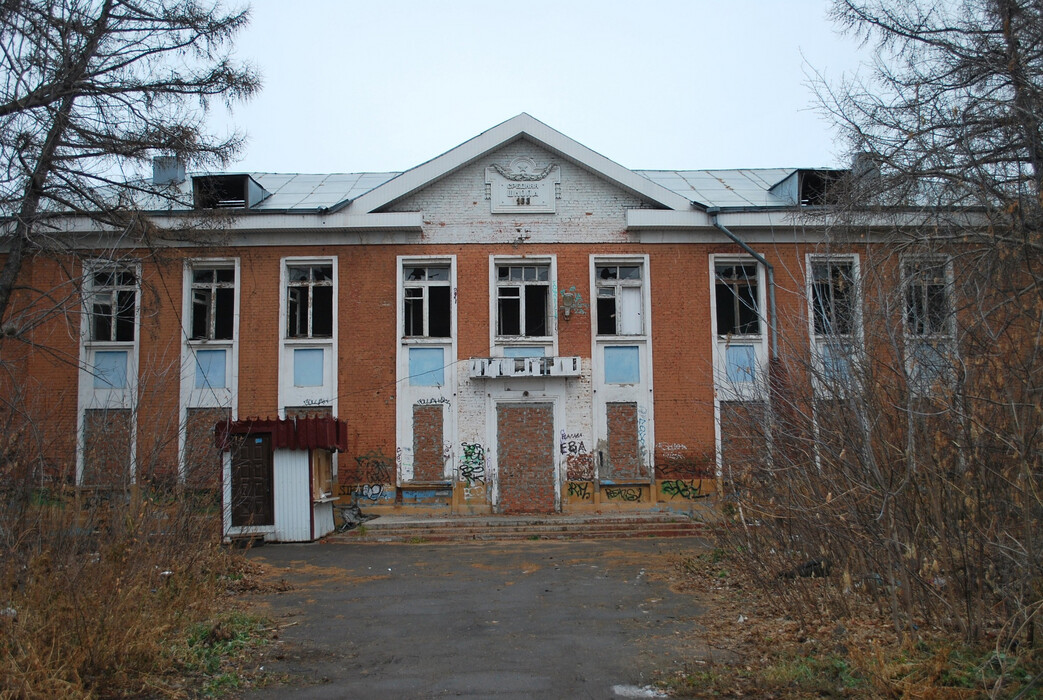 В Омске заброшенную школу на улице Свобода выставили на продажу за 12 млн рублей