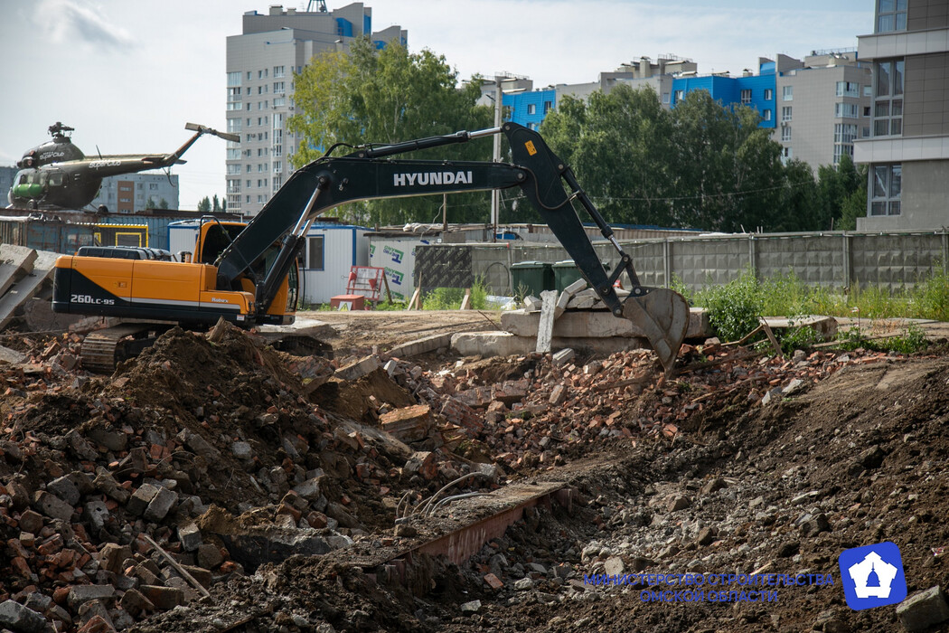 Долгострой на улице 70 лет октября в Омске полностью снесли