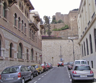 Средневековая крепость Хибральфаро (фото справа)