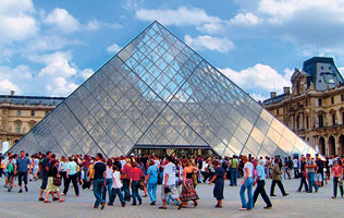Стеклянная пирамида во внутреннем дворике Лувра